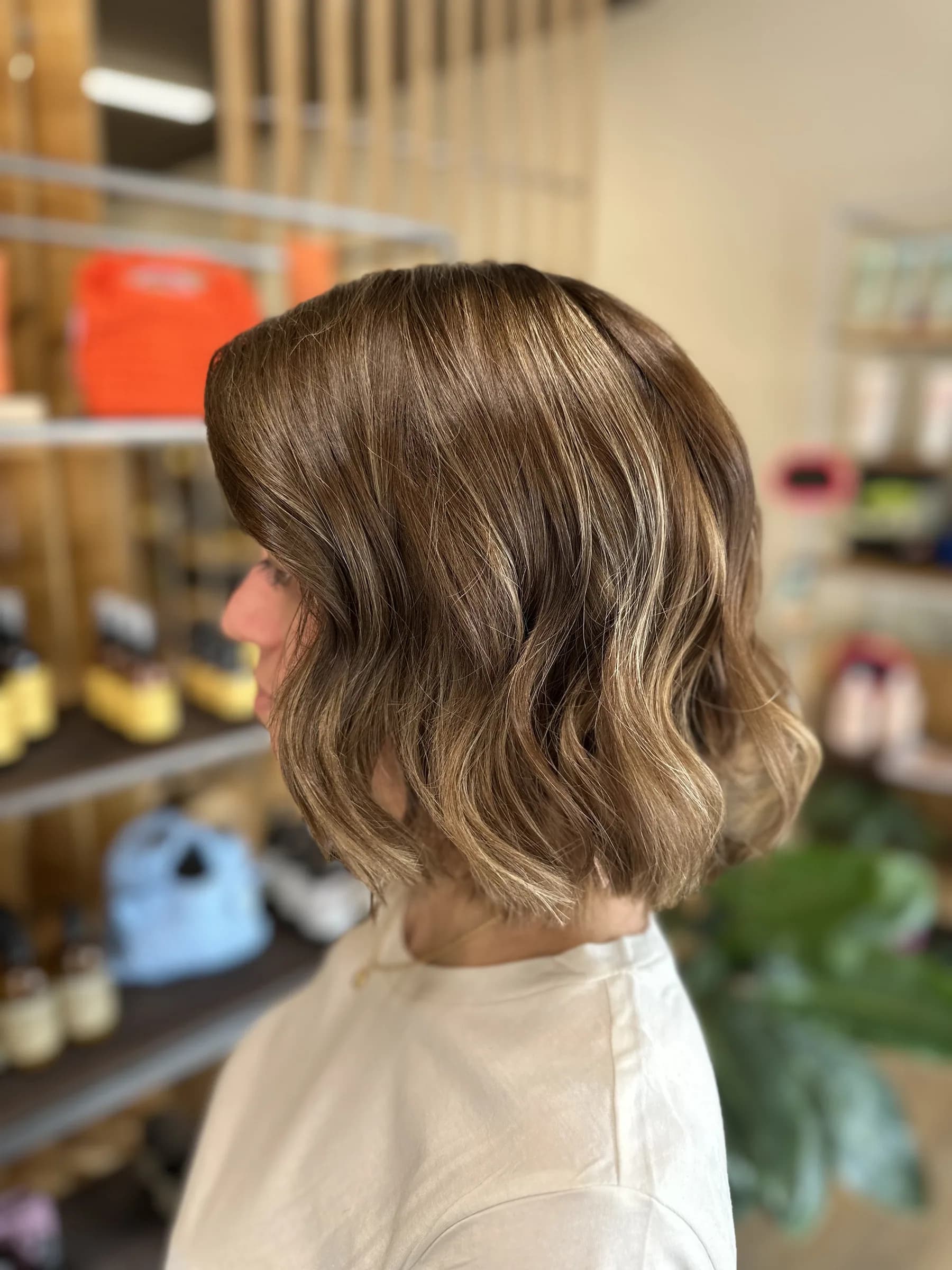 Caschetto mosso con schiariture balayage, di profilo