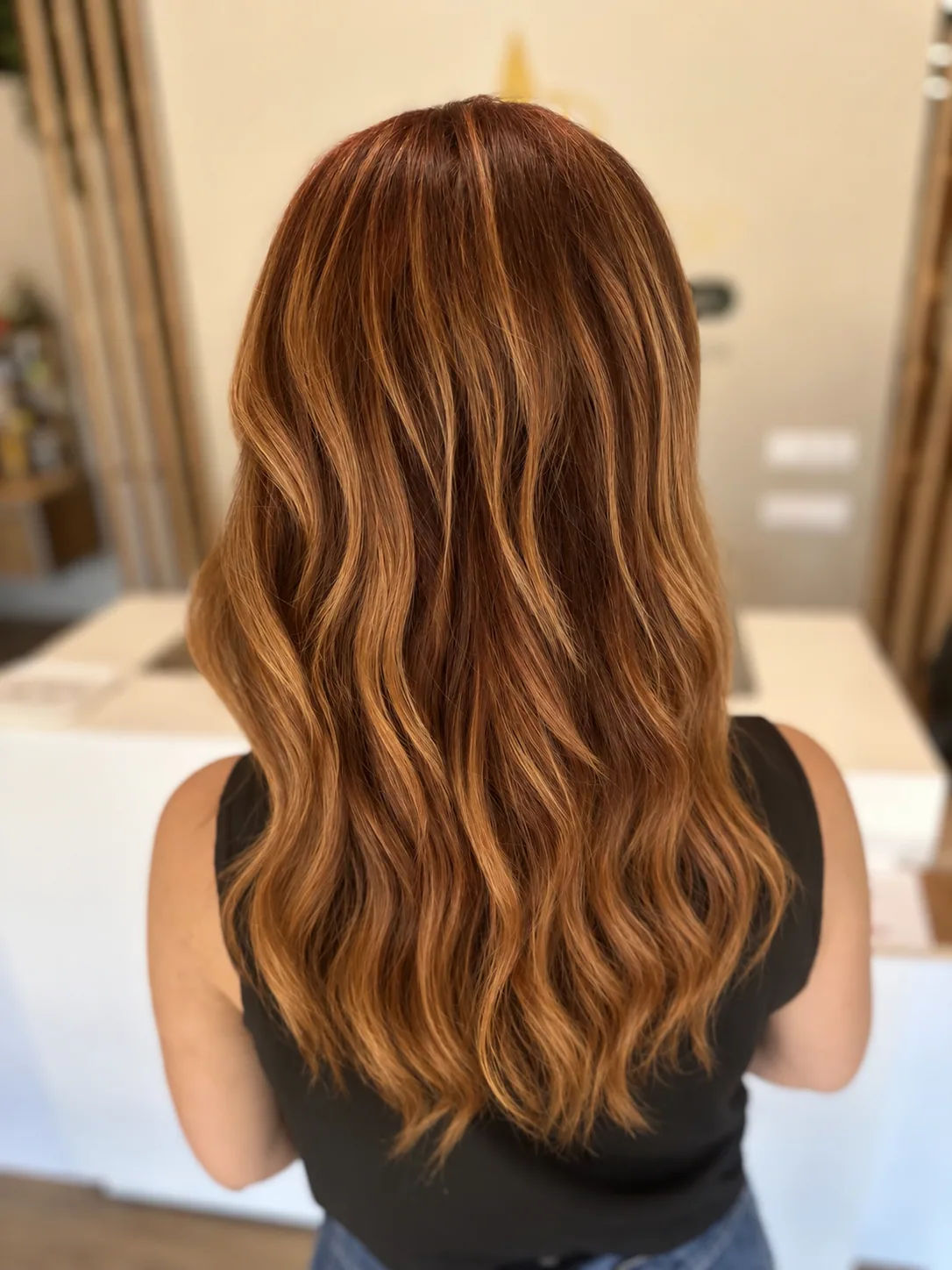 Capelli lunghi ramati con onde morbide, visti da dietro