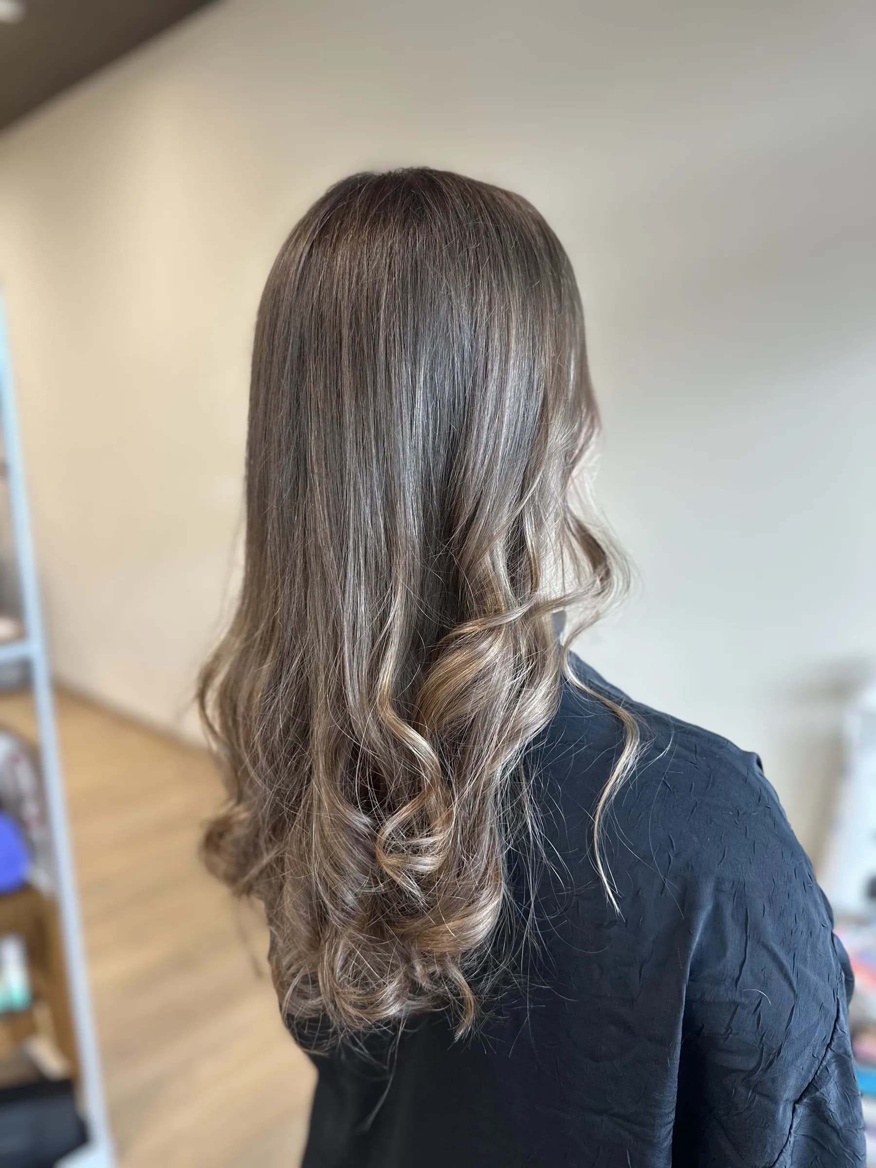 Capelli lunghi con schiariture fredde e onde, visti da dietro