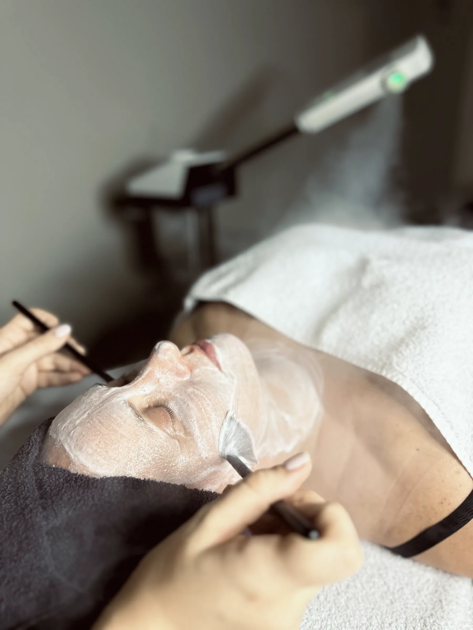 Applicazione col pennello di una maschera viso durante un rituale