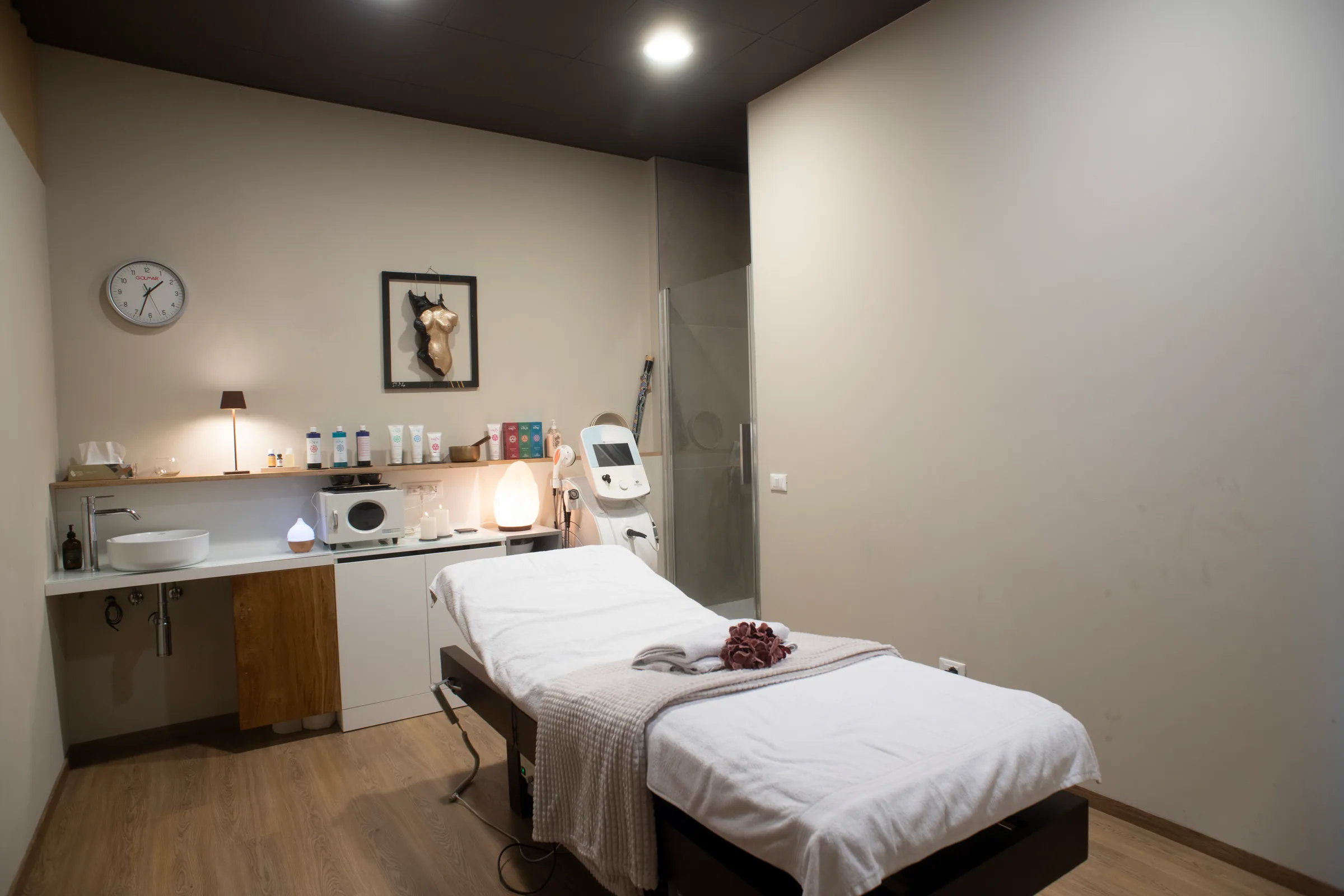 La cabina di estetica con lettino, lampada e macchinario per i trattamenti