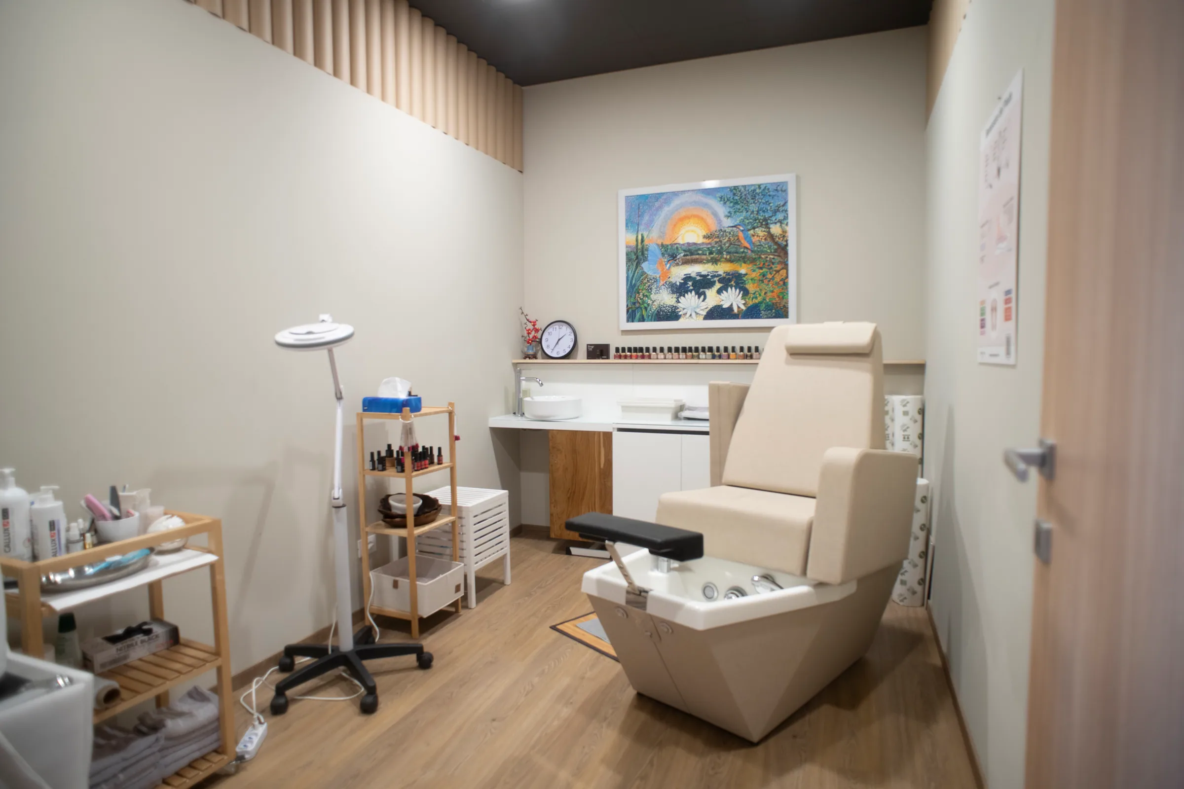 La cabina pedicure con la poltrona chiara e il lavapiedi