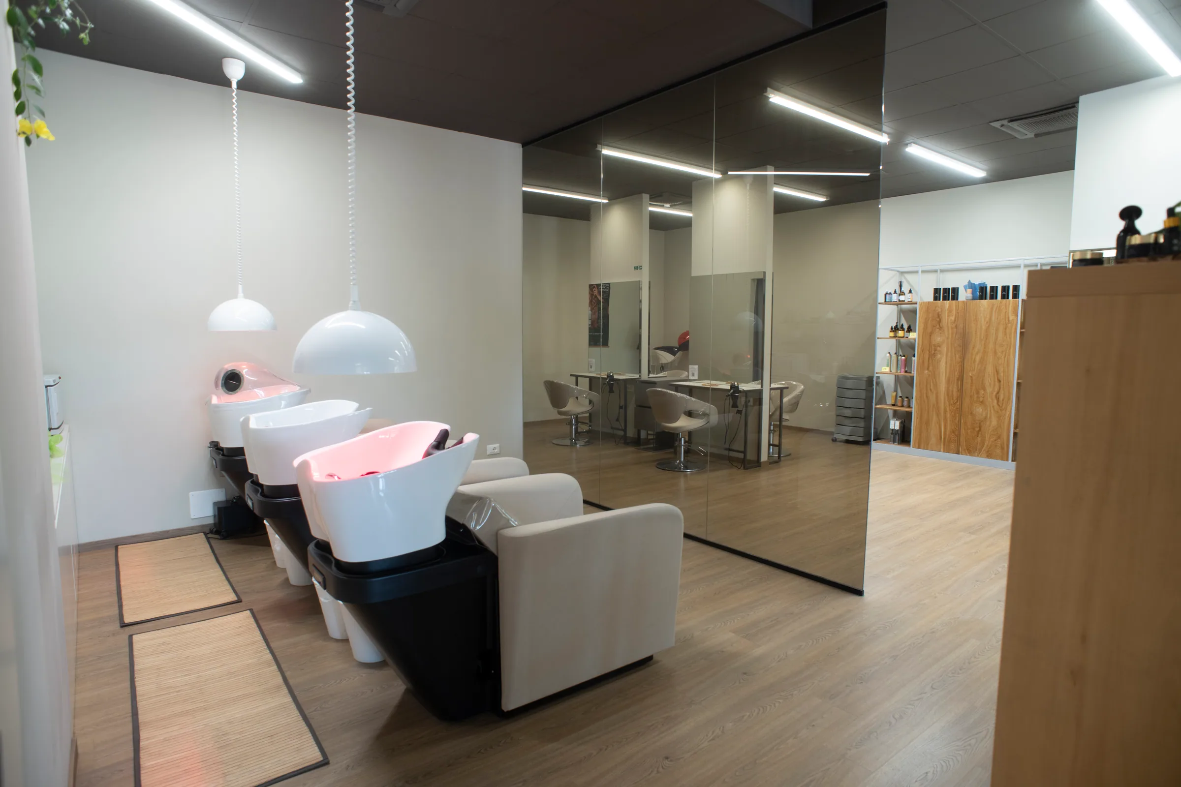 Le poltrone lavatesta con la luce rossa accesa nella zona head spa