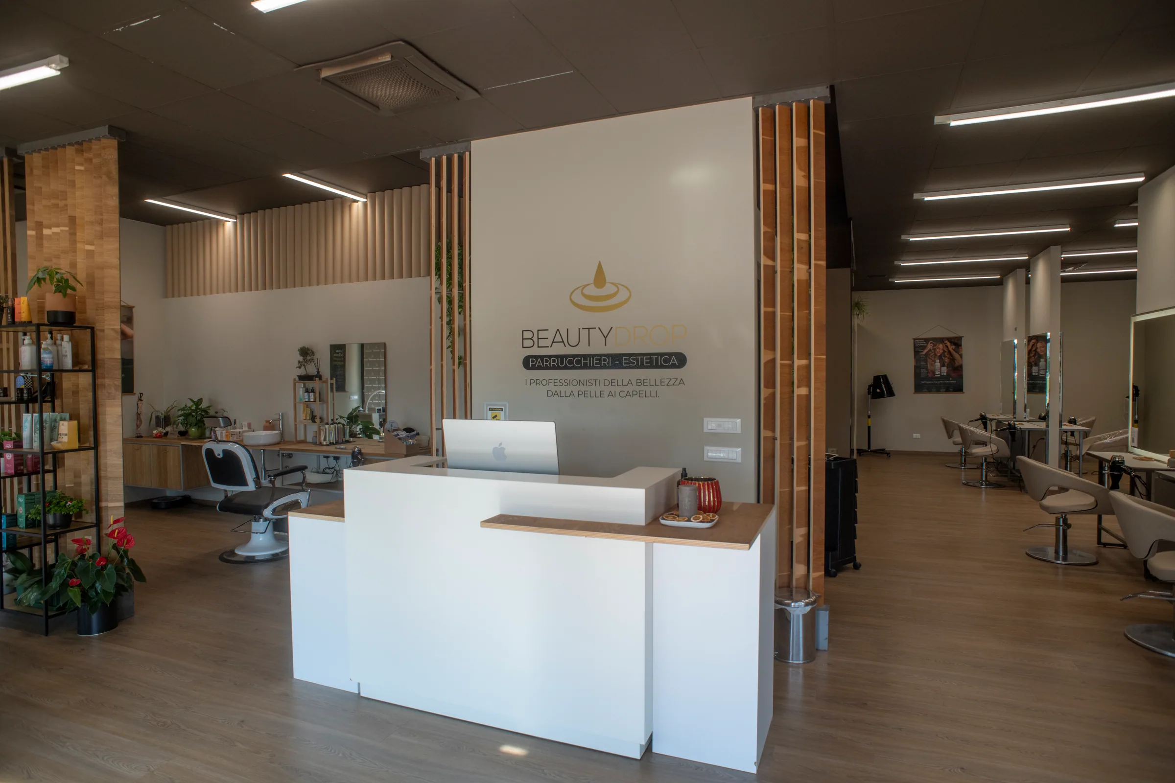La reception bianca con il logo BEAUTYDROP alle spalle