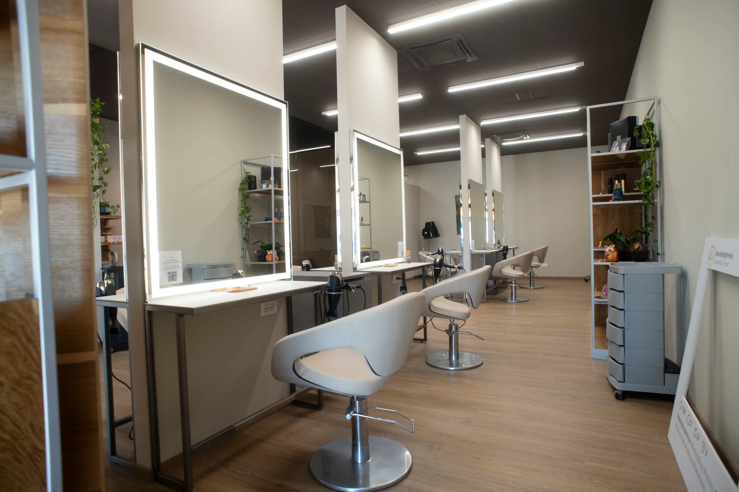 La fila di specchi luminosi dell'Hair Atelier